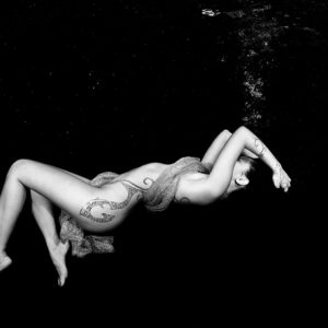 Photographie noir et blanc de sirène tatouée, artiste Christian Coulombe, spécialisé en mermaid underwater photography.