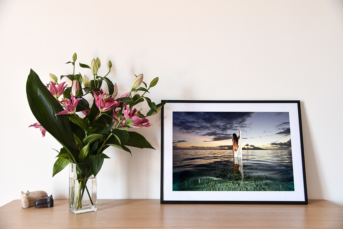 Déesse entre ciel et mer est une photographie artistique sous-marine de Christian Coulombe, en édition limitée et en exclusivité vente chez Myovahe.