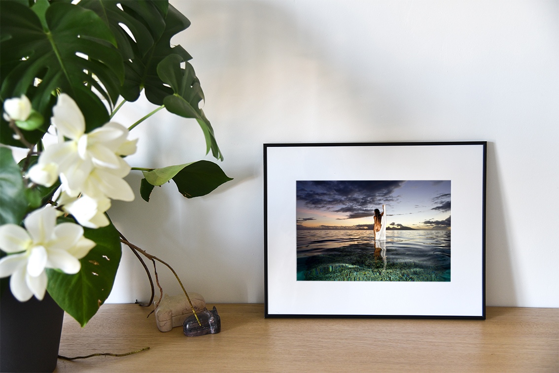 Déesse entre ciel et mer est une photographie artistique sous-marine de Christian Coulombe, en édition limitée pour le grand format et en exclusivité vente chez Myovahe.