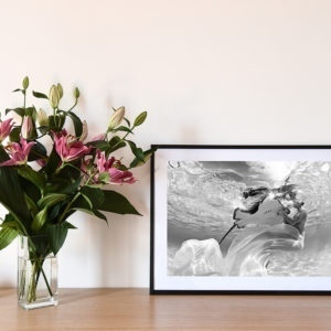 Gimme a hug, version noir et blanc, est une photographie artistique sous-marine de Christian Coulombe, en édition limitée et en exclusivité vente chez Myovahe.