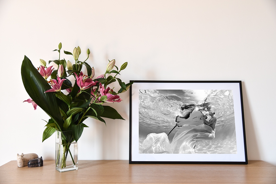 Gimme a hug, version noir et blanc, est une photographie artistique sous-marine de Christian Coulombe, en édition limitée et en exclusivité vente chez Myovahe.