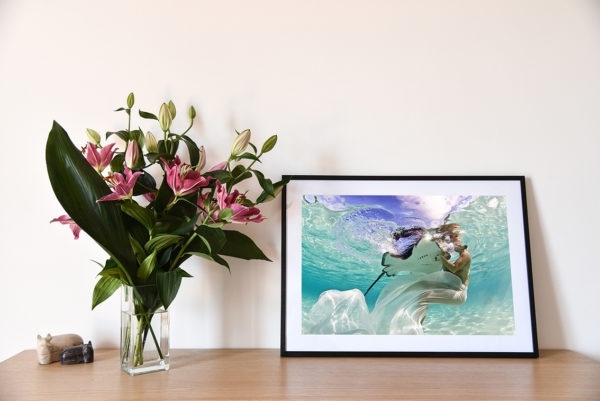 Gimme a hug, version couleur, est une photographie artistique sous-marine de Christian Coulombe, en édition limitée et en exclusivité vente chez Myovahe.
