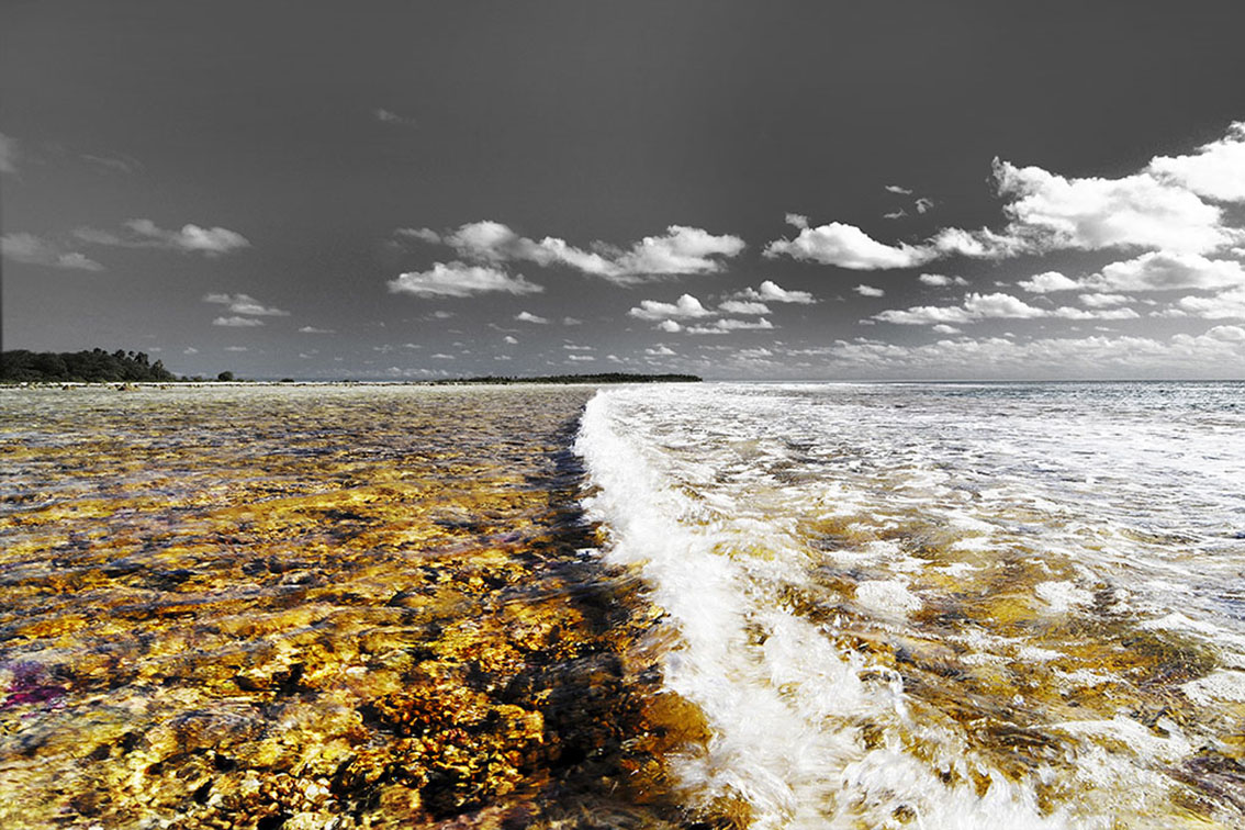 Sur la crête de son écume est une photographie de Cécile Flipo, en édition limitée pour les grands formats, numérotée et en exclusivité vente chez Myovahe.